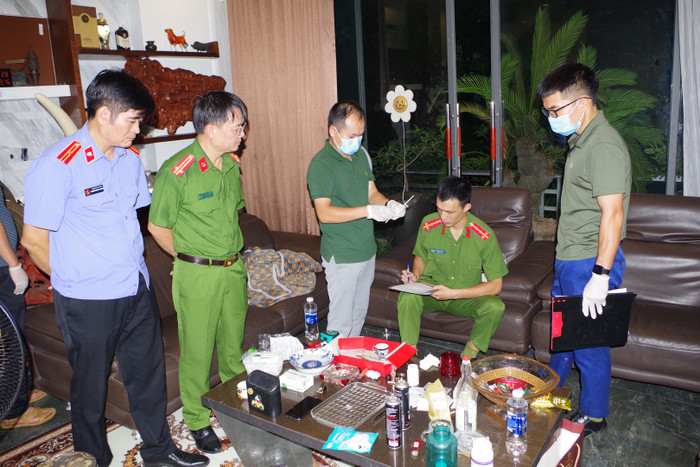 Cơ quan Công an thi hành Lệnh khám xét khẩn cấp nơi ở của đối tượng “Đức Cộng”. &nbsp;Ảnh: Trang TTĐT Bộ Công an