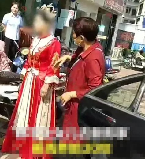 Cha cô dâu không cho con gái lên xe hoa trong đám cưới, nguyên nhân gây xôn xao Ảnh 2