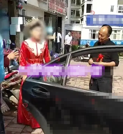 Cha cô dâu không cho con gái lên xe hoa trong đám cưới, nguyên nhân gây xôn xao Ảnh 3
