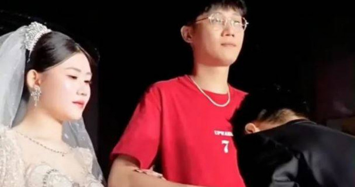 Đưa con gái 21 tuổi về nhà chồng, ngoại hình người cha 41 tuổi khiến ai cũng xôn xao Ảnh 2