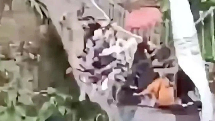 Cầu treo mới khánh thành bất ngờ nghiêng sập, hàng chục người rơi từ độ cao 20m Ảnh 3