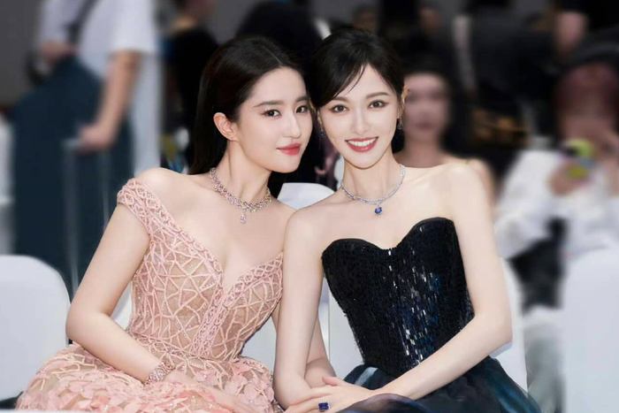 Suốt nhiều năm, Đường Yên và Lưu Diệc Phi hiếm khi phô bày tình bạn trước công chúng nhưng vẫn giữ sự thân thiết theo cách riêng.