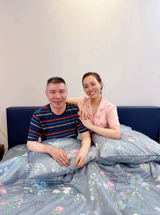Ngọc Hà trở thành người đồng hành sát cánh cùng NSND Công Lý trong suốt quá trình điều trị và phục hồi.