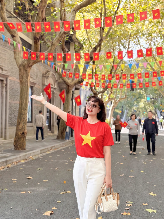 Vân Dung khoe hình ảnh rạng rỡ trong trang phục mang màu cờ Tổ quốc. (Ảnh: FBNV)