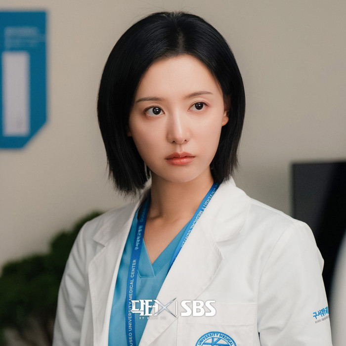 Kim Ji Won gây chú ý với hình tượng nữ bác sĩ thiên tài, lạnh lùng và đầy cá tính trong Doctor X.