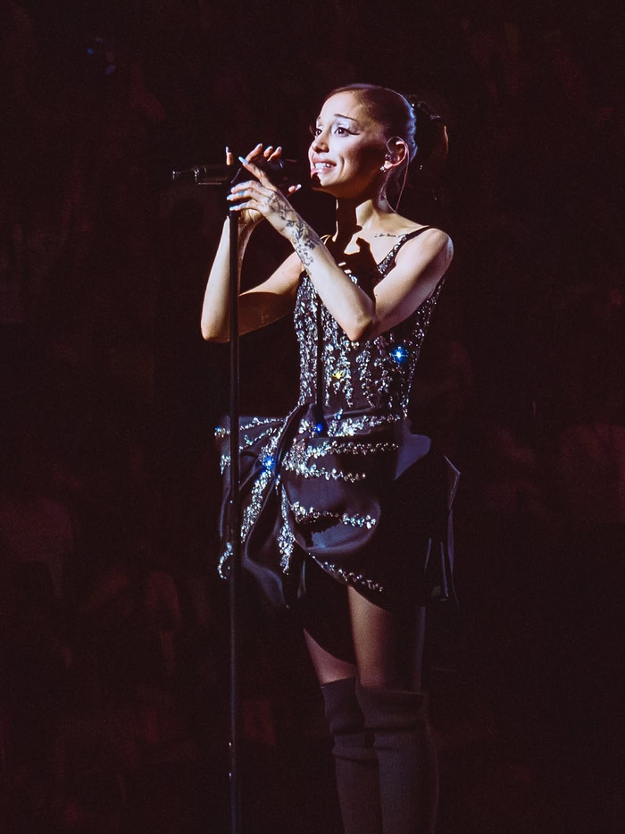 Ariana Grande xúc động khép lại 41 đêm diễn Ảnh 3