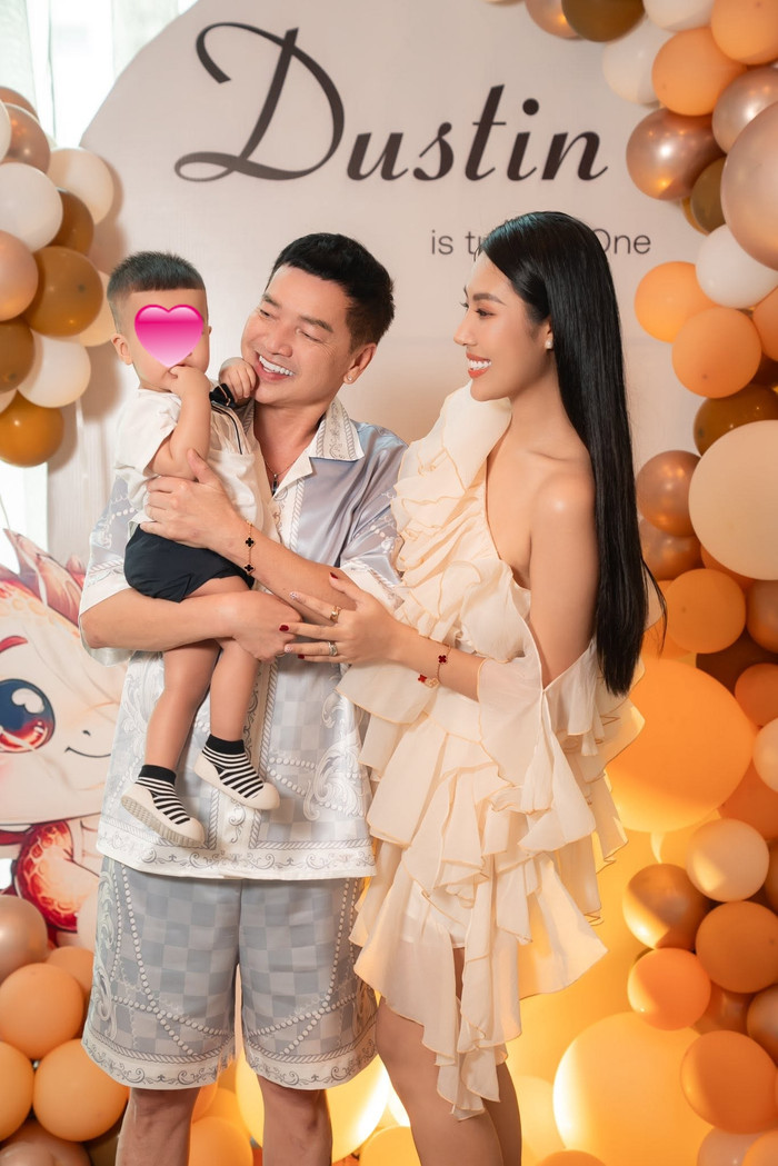 Nghệ sĩ Quang Minh bên vợ và con trai.