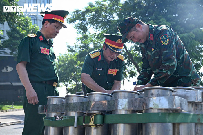 Hệ thống ống phóng pháo hoa đã được lắp đặt trên trận địa. Các ống phóng được căn chỉnh vị trí, góc bắn theo yêu cầu kỹ thuật, chuẩn bị cho thời điểm khai hỏa.