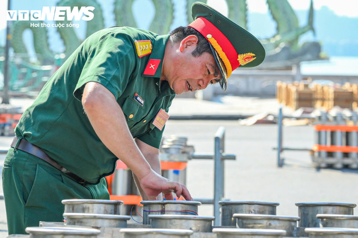 Thượng tá Nguyễn Đình Thắng, Chỉ huy trưởng Ban Chỉ huy quân sự phường Tây Hồ hướng dẫn và kiểm tra lắp đặt pháo hoa tại trận địa pháo hoa số 5.