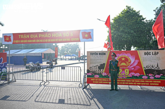 Sáng 2/9, tại vườn hoa Lạc Long Quân, phường Tây Hồ, Hà Nội, các lực lượng chức năng hoàn tất những công việc cuối cùng tại trận địa pháo hoa số 5, chuẩn bị cho màn trình diễn phục vụ Nhân dân lúc 21h hôm nay.
