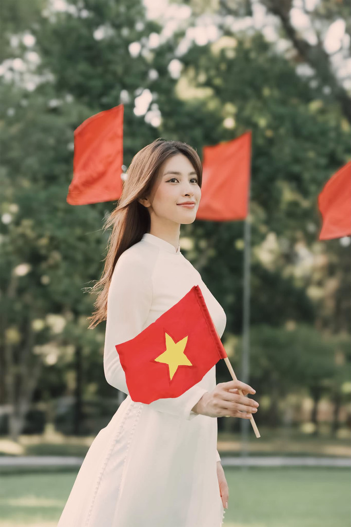 Tiểu Vy đăng ảnh mặc áo dài trắng truyền thống trong ngày 2/9.