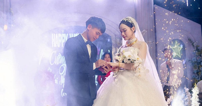 Cô giáo Nguyễn Linh - bà xã cầu thủ Hồ Văn Cường.