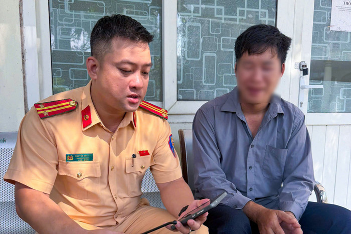Trung tá Nguyễn Anh Tú - Phó Đội trưởng Đội CSGT đường bộ số 9 liên hệ với gia đình anh Thạch. Ảnh: Công an TP Hà Nội