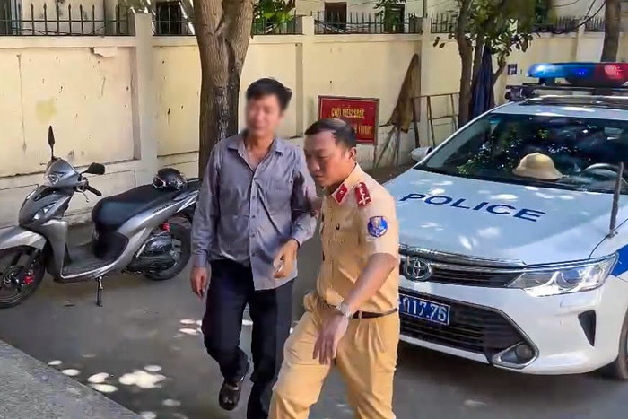 Tổ công tác đưa anh Thạch về đơn vị để nghỉ ngơi, hồi phục sức khoẻ. Ảnh: Công an TP Hà Nội&nbsp;