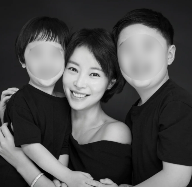 Nữ diễn viên Hwang Jung Eum cùng hai con trai. Ảnh: IGNV