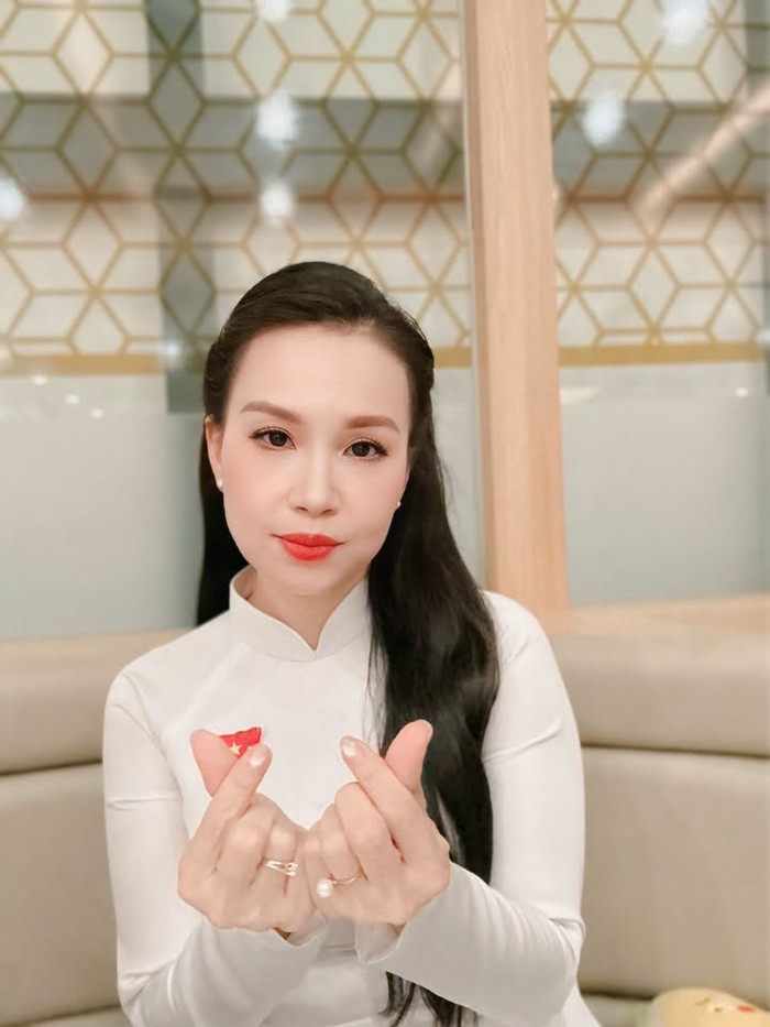 Cẩm Ly khiến người hâm mộ xúc động khi đánh dấu chặng đường 33 năm ca hát đúng vào ngày Quốc khánh 2/9. Ảnh: FBNV