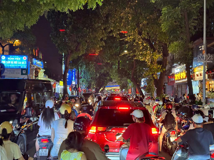 Trên phố Lò Đúc, dòng người trở về sau khi xem bắn pháo hoa Quốc khánh khiến giao thông ùn tắc kéo dài. Ảnh: Hạnh Thơm&nbsp;