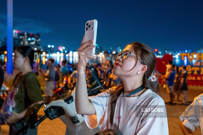 Người dân theo dõi, ghi lại khoảnh khắc pháo hoa bắn trên bầu trời Hà Nội. Ảnh: Hữu Chánh&nbsp;