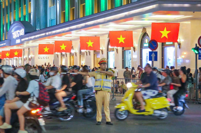 CSGT Hà Nội chủ động phân luồng, bảo đảm TTATGT phục vụ người dân xem pháo hoa. Ảnh: Tiến Ngô&nbsp;