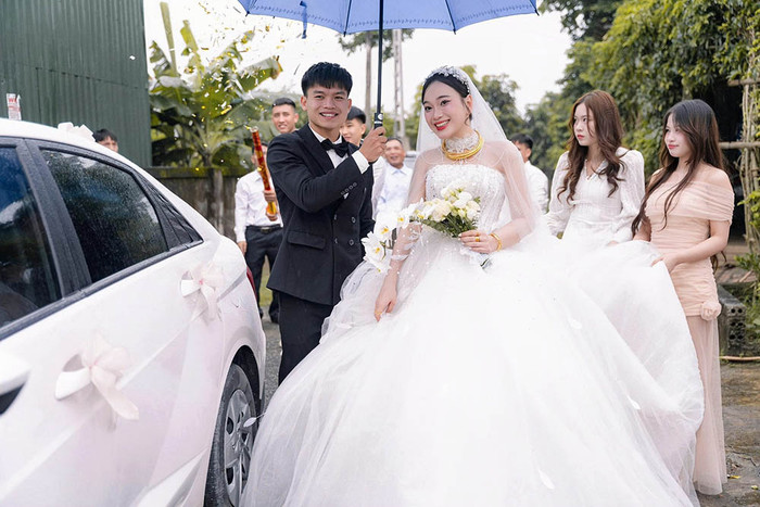 Cầu thủ Hồ Văn Cường và cô giáo Nguyễn Linh.