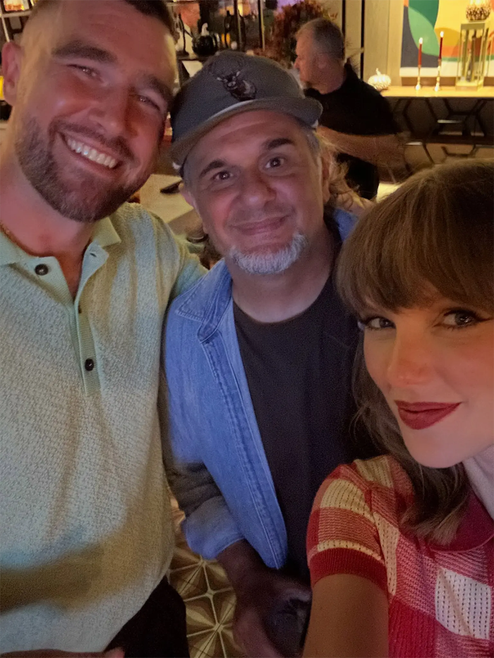 Một người dùng mạng xã hội chia sẻ bức ảnh selfie được Taylor Swift và Travis Kelce chụp sau trận đấu.