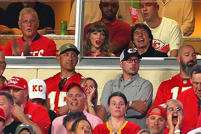Trong cuộc trò chuyện, Taylor Swift cũng kể rằng khi mới quen Travis Kelce, cô gần như không biết gì về bóng bầu dục Mỹ.&nbsp;
