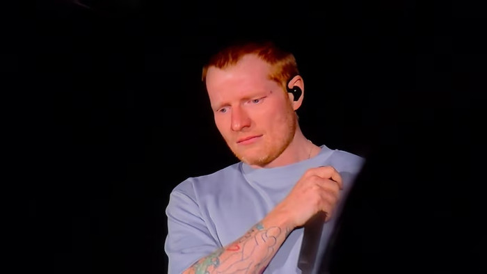 Ed Sheeran bật khóc trên sân khấu giữa làn sóng tẩy chay Ảnh 1
