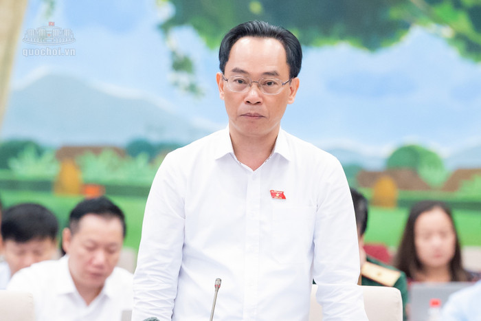Bộ trưởng GD&ĐT Hoàng Minh Sơn phát biểu giải trình. Ảnh: Media QH