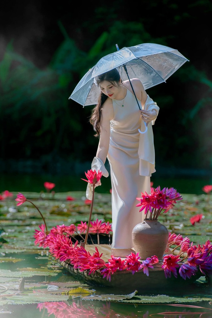 Thiếu nữ bên hoa súng. Ảnh: @Hoàng Trường Sơn&nbsp;