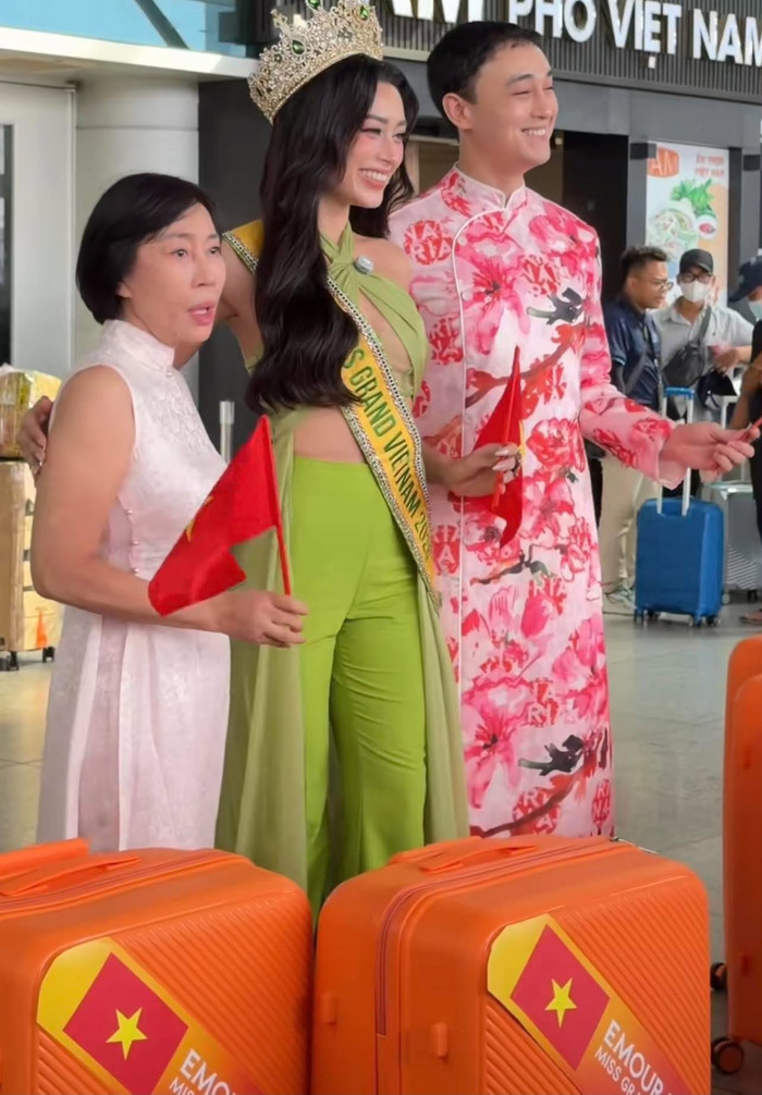 Anh trai đồng hành cùng Emoura Phạm trong hành trình chinh phục vương miện Miss Grand International 2026 tại Thái Lan.