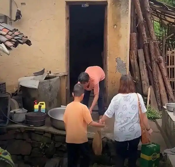Dắt con trai về thăm mẹ ruột sau 10 năm, người phụ nữ nhận lại một câu nói khiến cô bật khóc Ảnh 2