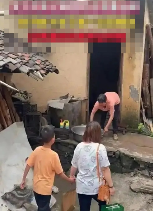 Dắt con trai về thăm mẹ ruột sau 10 năm, người phụ nữ nhận lại một câu nói khiến cô bật khóc Ảnh 1