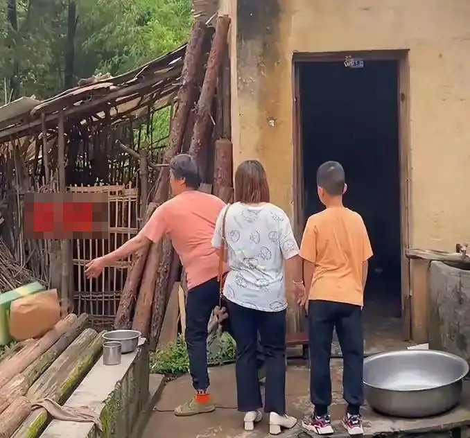 Dắt con trai về thăm mẹ ruột sau 10 năm, người phụ nữ nhận lại một câu nói khiến cô bật khóc Ảnh 4