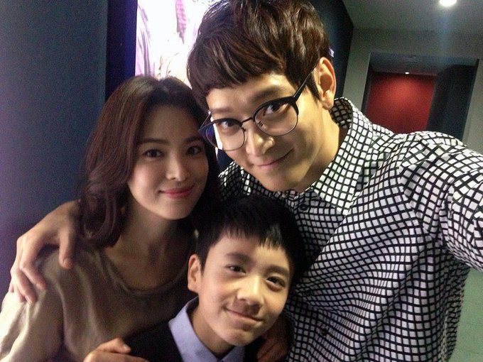 Song Hye Kyo và Kang Dong Won duy trì mối quan hệ thân thiết 16 năm. Cả hai từng đóng chung phim Love For Sale và My Brilliant Life.