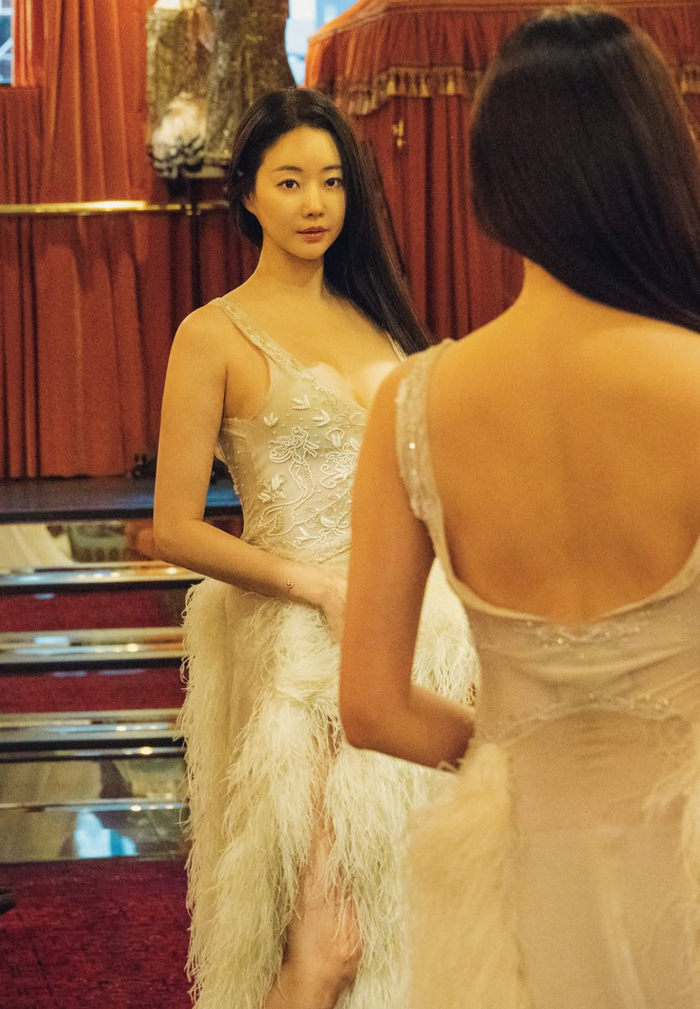 Theo chia sẻ của Kim Sa Rang, cô đang có chuyến du lịch tại thành phố này và đã ghé một cửa hàng thời trang vintage ở khu SoHo để tham quan, đồng thời thử một số mẫu váy.&nbsp;