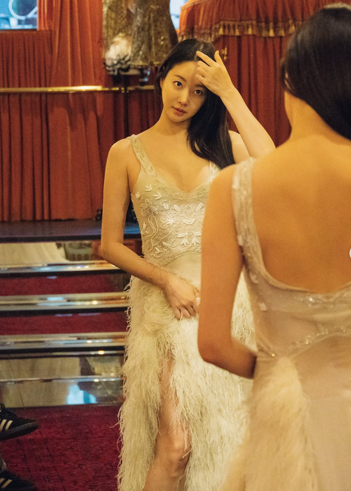 Hình ảnh thử váy cưới của Kim Sa Rang gây xôn xao mạng xã hội.