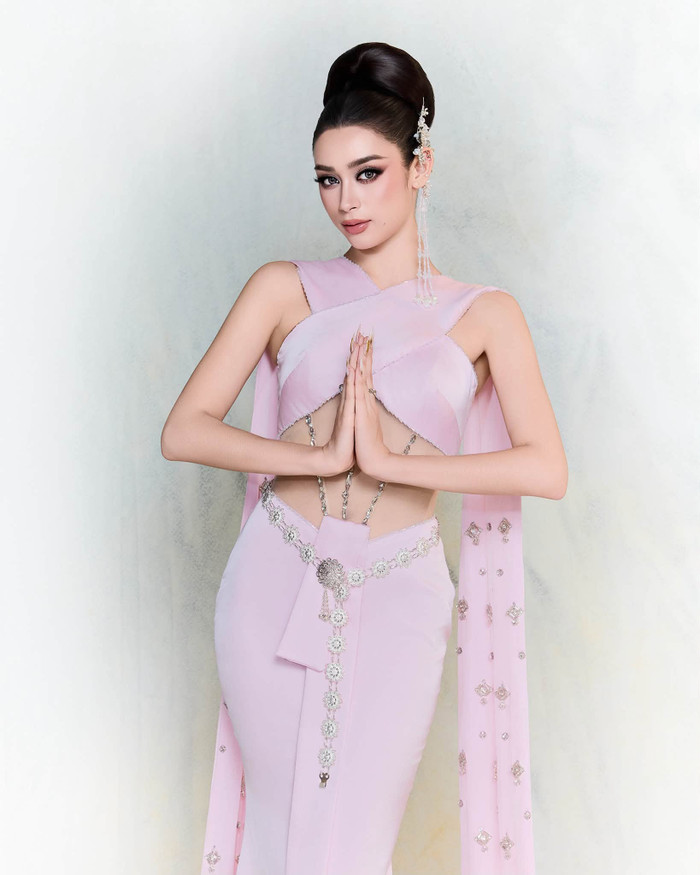 Emoura Phạm hóa thành cô gái Thái Lan trong ngày thứ 4 tại Miss Grand International 2026.