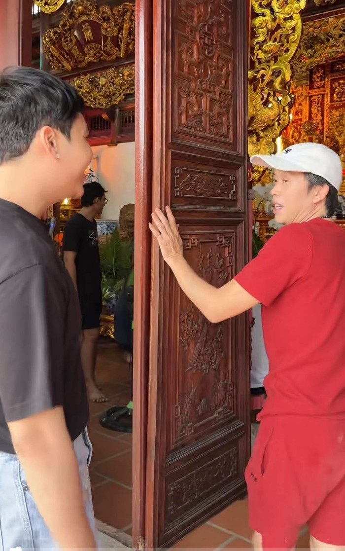 Đồng nghiệp đến viếng đền thờ Tổ của nghệ sĩ Hoài Linh. (Ảnh từ TikTok Quân Nguyễn - Pu Lê)