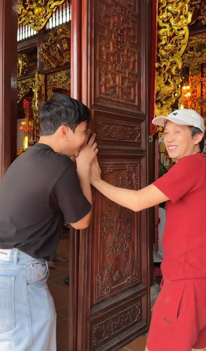 Nghệ sĩ Hoài Linh niềm nở đón tiếp đồng nghiệp đến viếng đền thờ Tổ sân khấu. (Ảnh từ TikTok Quân Nguyễn - Pu Lê)