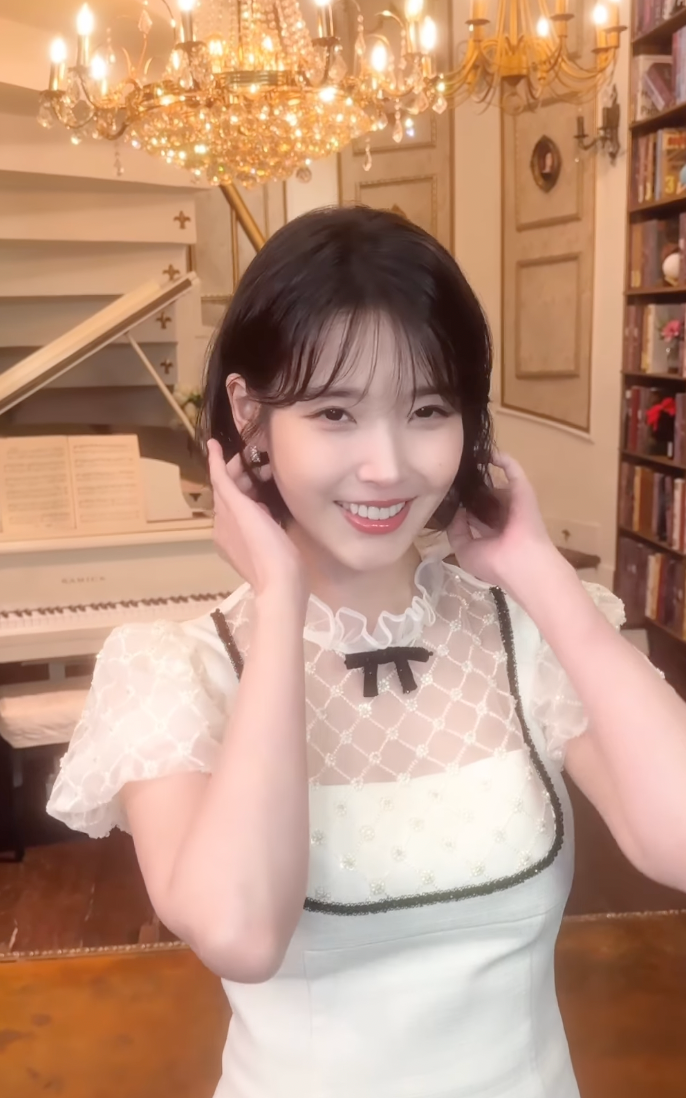 IU khiến người hâm mộ bất ngờ khi xuất hiện với mái tóc ngắn.