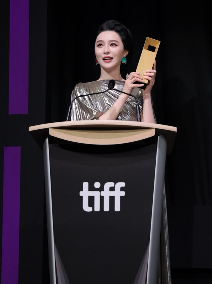 Phạm Băng Băng nhận Special Tribute Award tại Liên hoan phim quốc tế Toronto, đánh dấu thêm một cột mốc trong hành trình điện ảnh quốc tế.