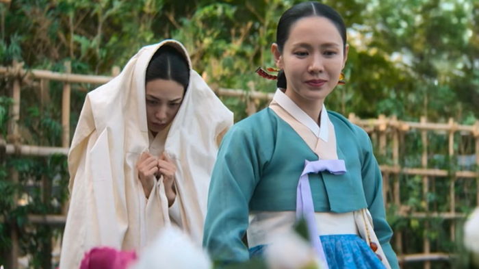 Bên cạnh những tranh luận về kịch bản và diễn xuất, The Scandal vẫn ghi điểm ở phần mỹ thuật, hanbok và không gian cổ trang được đầu tư.