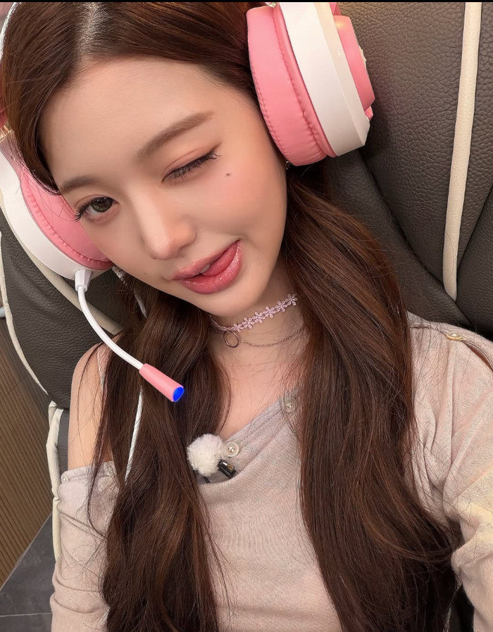 Trái ngược với lời tự nhận “không biết chơi game”, Jang Won Young còn để lộ khoảnh khắc chiến thắng.&nbsp;
