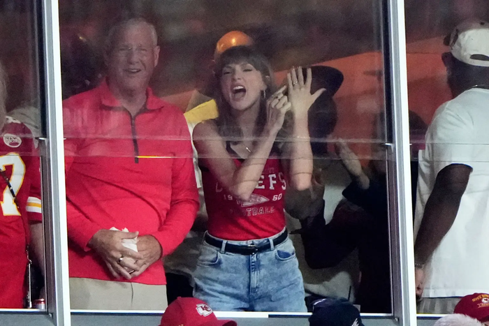 Taylor Swift không giấu được sự phấn khích khi Travis Kelce ghi điểm.