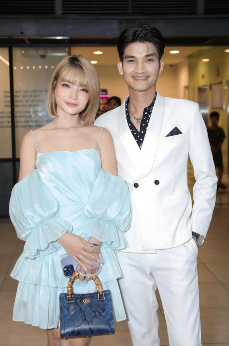 Mạc Văn Khoa và vợ.