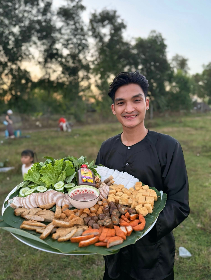 Mạc Văn Khoa bắt đầu kinh doanh ẩm thực với mô hình bún đậu mắm tôm.&nbsp;