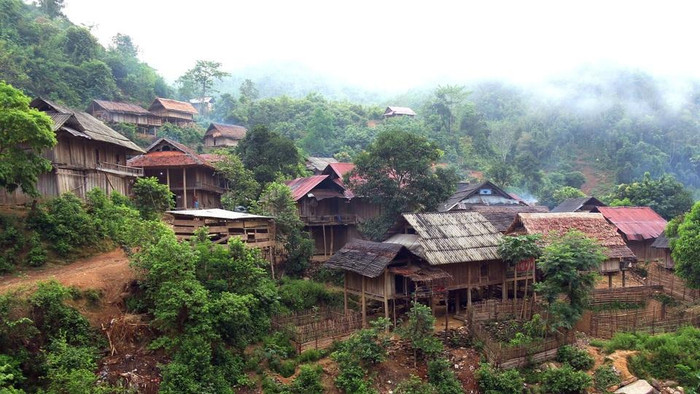 Bản làng nép mình bên sườn núi. Ảnh: báo Dân Trí