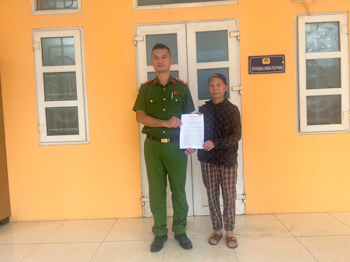 Bà L.T. T gửi thư cảm ơn lực lượng Công an xã Yên Bài. Ảnh: Công an TP Hà Nội
