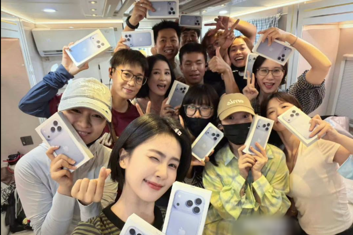 Bạch Lộc chuẩn bị 14 chiếc iPhone 18 Pro Max cho ê-kíp.&nbsp;
