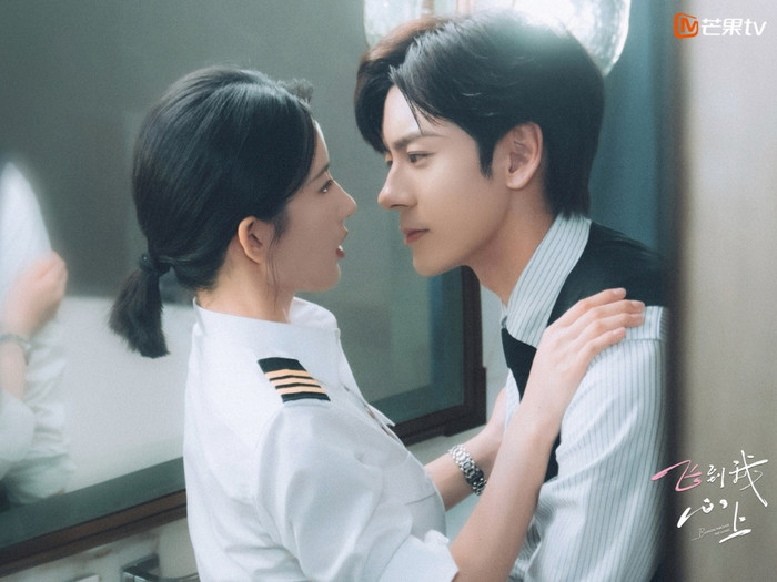 Bay Vào Tim Anh quy tụ Ngụy Triết Minh và Lưu Tá Ninh, lên sóng từ ngày 31/8/2026 trên MangoTV, iQIYI và Đài truyền hình Hồ Nam. Tác phẩm được chuyển thể từ tiểu thuyết Hạ Cánh Trên Trái Tim, lấy bối cảnh ngành hàng không dân dụng. Nguyễn Tư Nhàn vốn là một nữ tiếp viên hàng không có ước mơ trở thành phi công. Sau hiểu lầm với Phó Minh Dư, cô nghỉ việc để tập trung học lái máy bay. Ba năm sau, Nguyễn Tư Nhàn trở lại sau khi tốt nghiệp thủ khoa và gặp lại Phó Minh Dư. Từ những khúc mắc trong quá khứ, cả hai dần hóa giải hiểu lầm và cùng đối mặt với những thử thách trong công việc.
